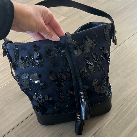 Louis Vuitton Tote - Picture 3 of 8